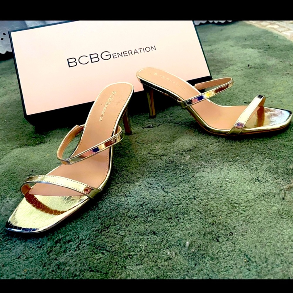 NWT BCBGeneration embossed gold heels